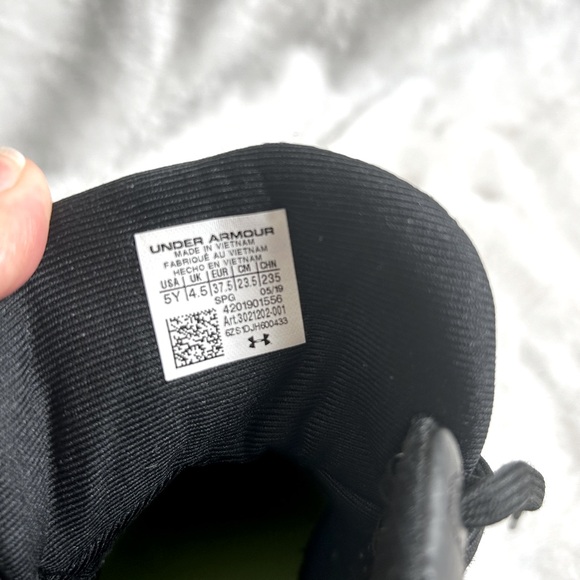 Under Armour Mid-Cleats - Picture 2 of 3